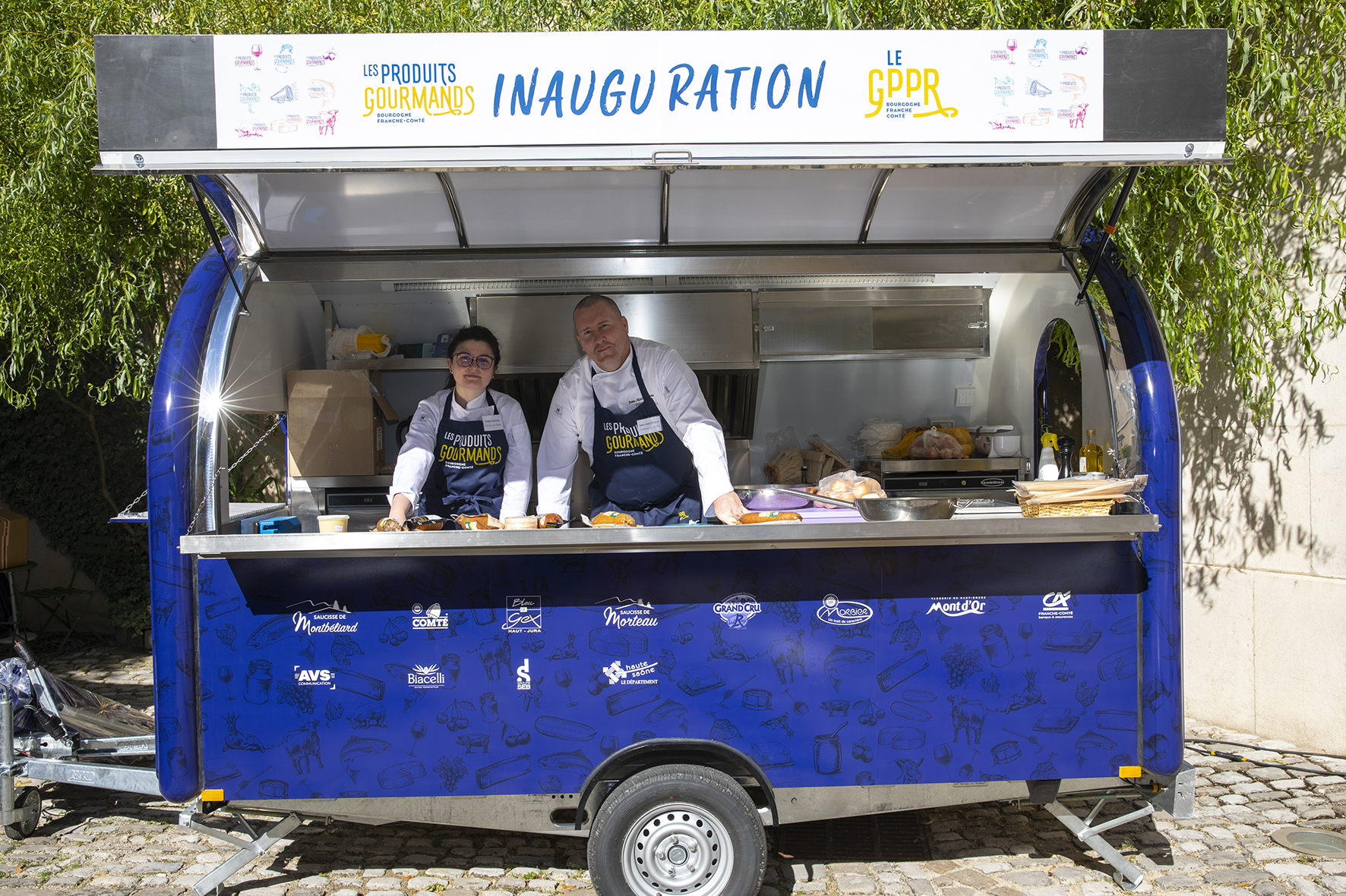 L'équipe du château de Chailly (21) a cuisiné dans le food truck pour le temps d'inauguration dans la cour de l'Hôtel de Région à Besançon.