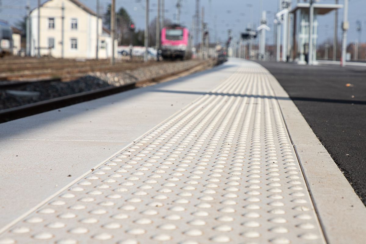 1,7 km de dalles podotactiles ont été installés pour les déficients visuels- Photo Région Bourgogne-Franche-Comté