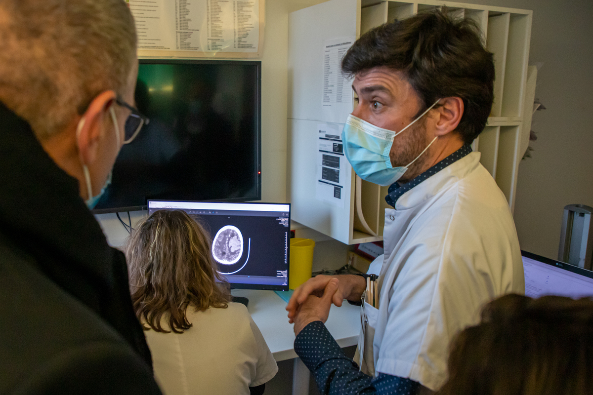 Les résultats d’un scanner d’un des hôpitaux bourguignons relié au réseau viennent de tomber : le professeur Bejot va ordonner le transfert en urgence du patient vers le CHU - Photo Xavier Ducordeaux Région Bourgogne-Franche-Comté