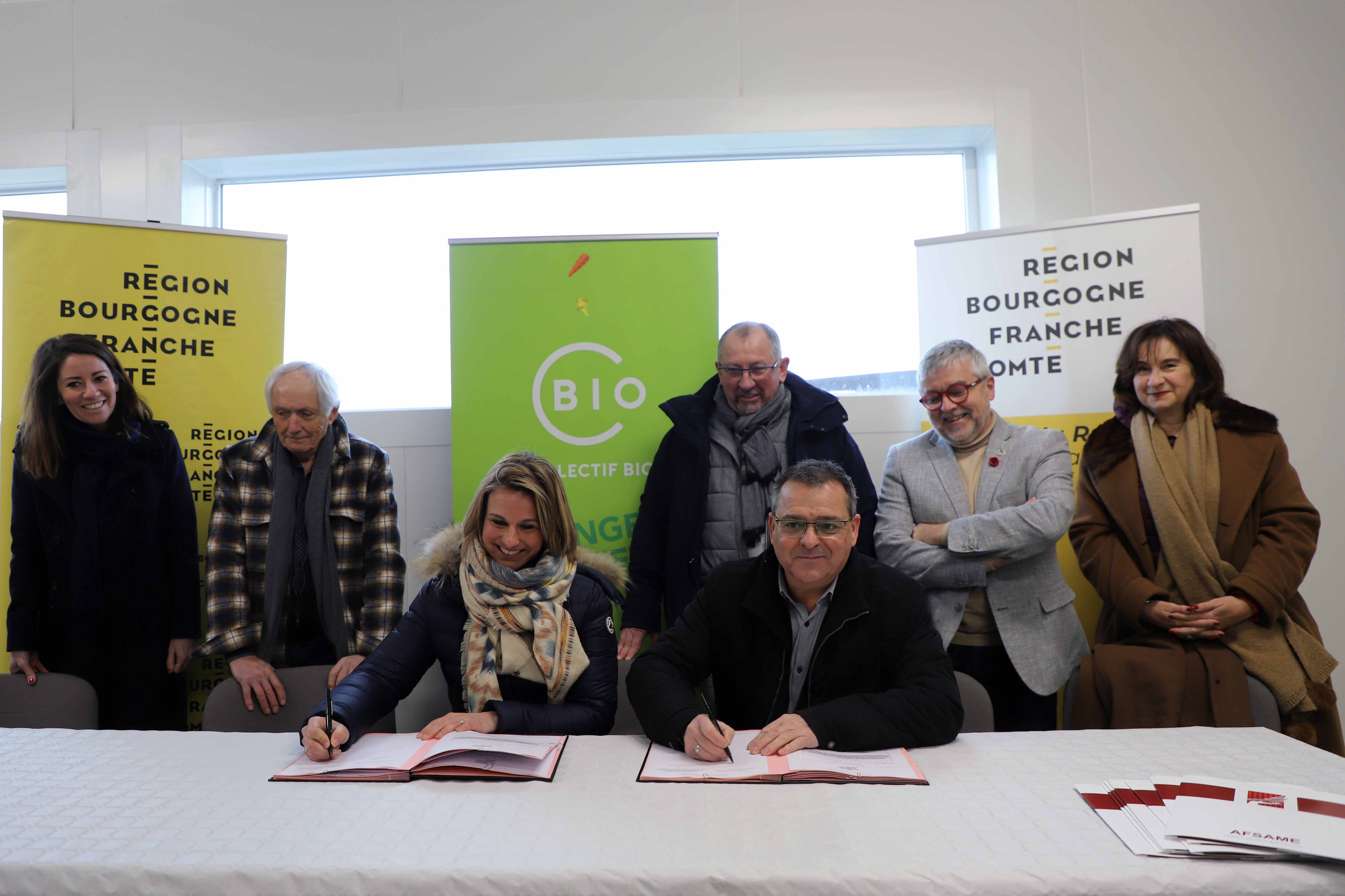 Signature du marché de relocalisation des achats de denrées alimentaires par Océane Charret-Godard, vice-présidente en charge des lycées, mardi 24 janvier 2023 à Gy (70) - Photo Région Bourgogne-Franche-Comté Christophe Bidal