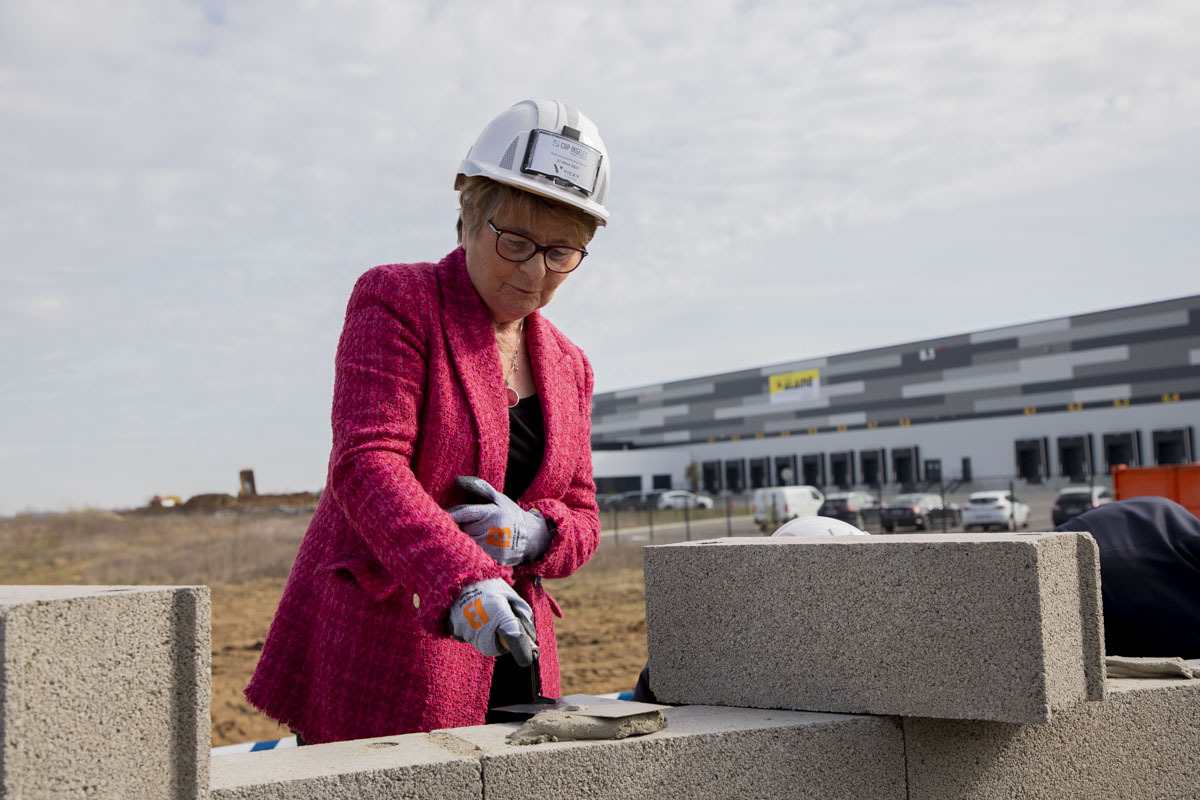 Pose de la première pierre de la future usine Vicky Foods par Marie-Guite Dufay, présidente de Région, près de Chalon-sur-Saône, mardi 21 mars 2023 - Photo Emmanuelle Baills