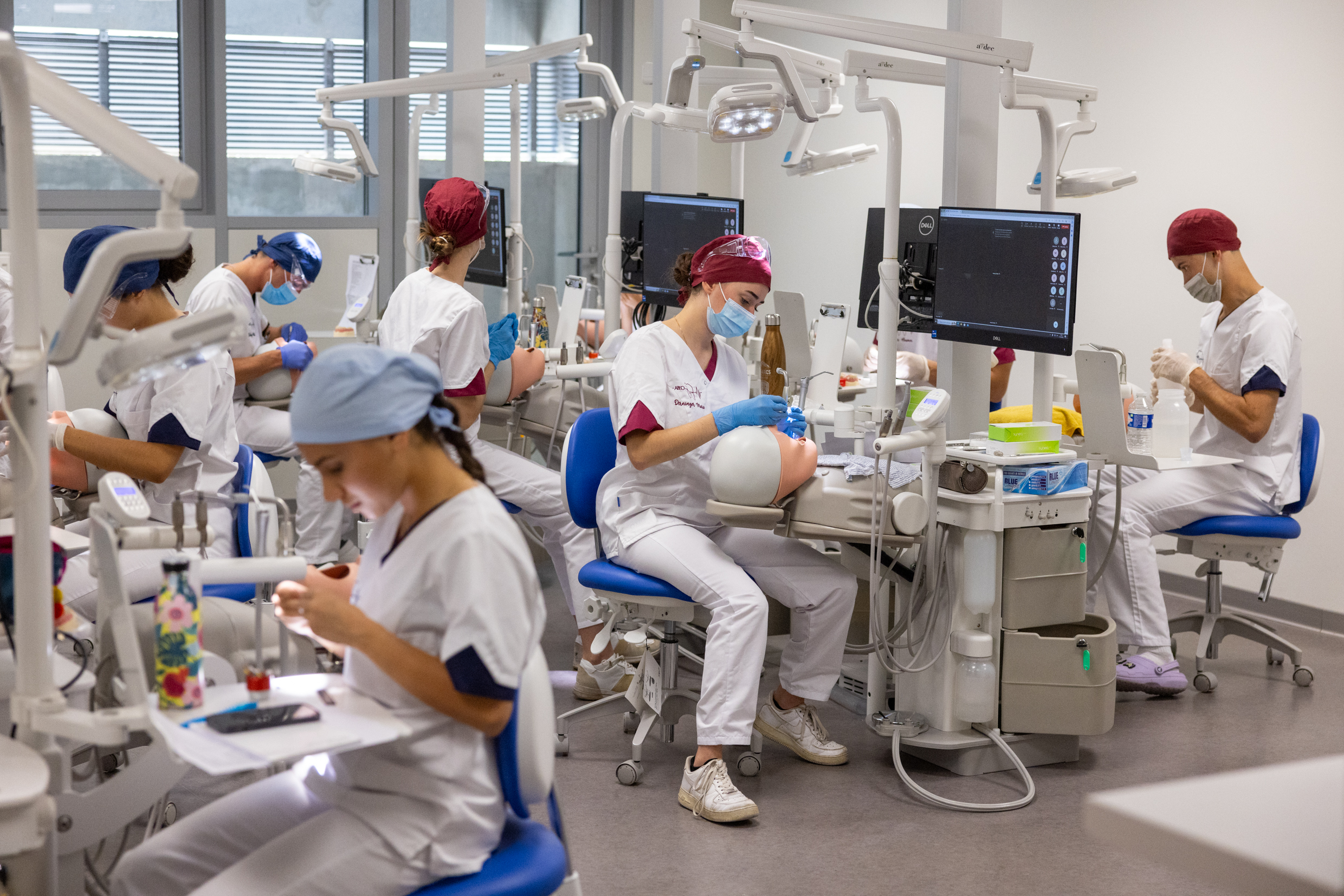 A Besançon, les étudiants en 3ème année d’odontologie travaillent sur des simulateurs dernière génération. Photo : Xavier Ducordeaux