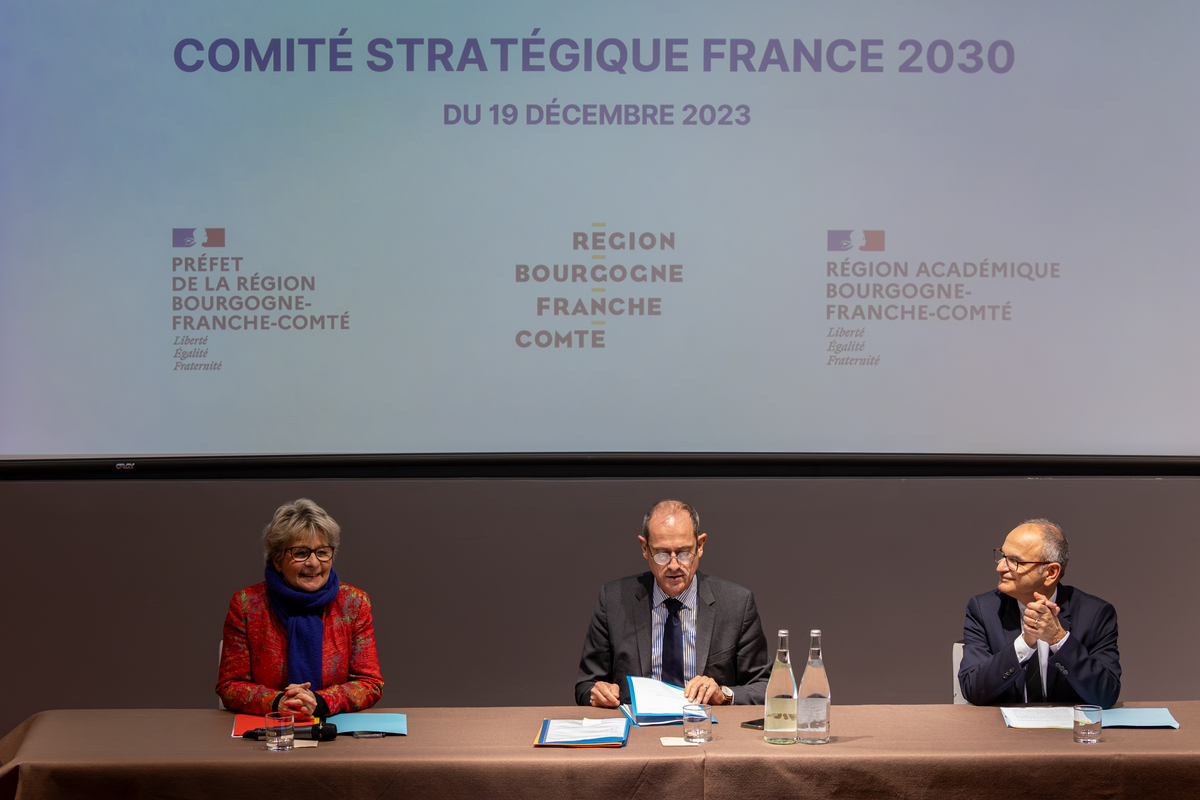 Le comité de pilotage France 2030, réuni sous la présidence de Marie-Guite-Dufay, présidente de Région, Franck Robine, préfet de Région, et Jean Guzzo, délégué régional académique à la recherche et à l’innovation - Photo Xavier Ducordeaux