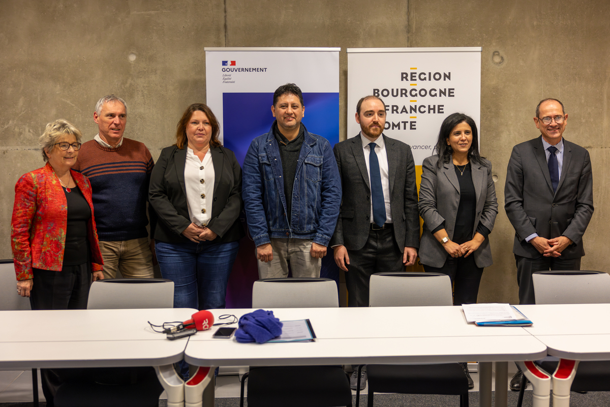 Les lauréats de France 2030, autour de la Présidente et du Préfet de Région - Photo Xavier Ducordeaux