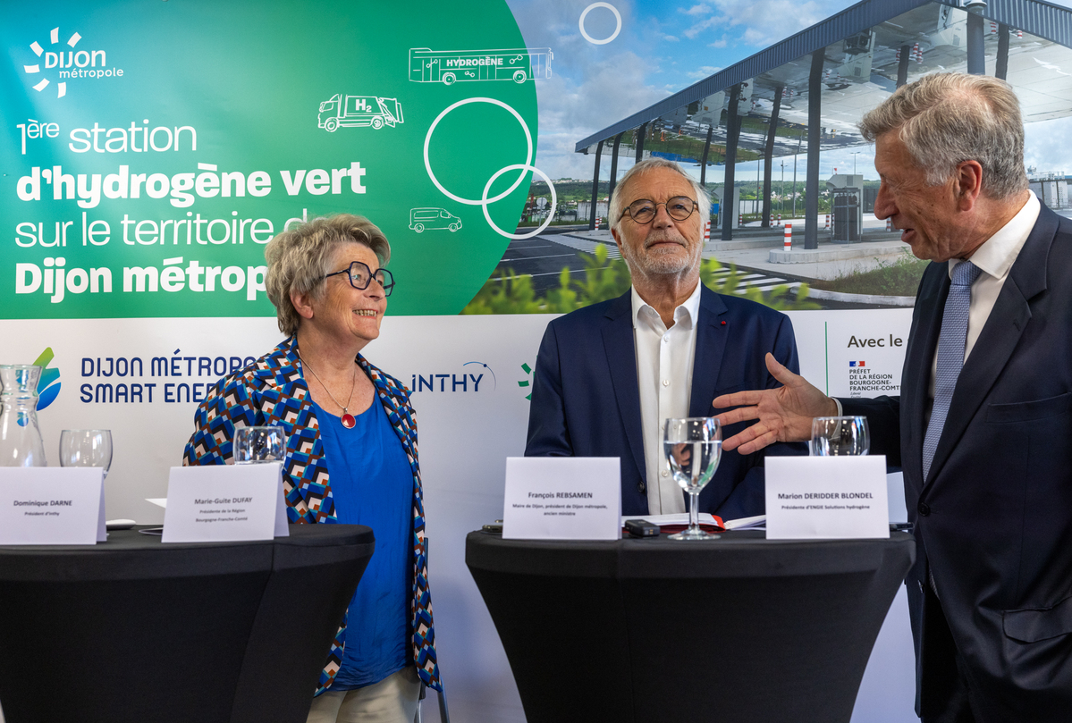 Marie-Guite Dufay, Présidente de la Région aux côtés de François Rebsamen, président de Dijon Métropole et Philippe Boucly, président de France Hydrogène - Photo Xavier Ducordeaux  Présente pour saluer le projet dijonnais, et pour rappeler le soutien important de la Région (2,6 millions d’euros), Marie-Guite Dufay s’est félicitée de voir aboutir un nouvel écosystème hydrogène d’envergure sur le territoire régional, après ceux d’Auxerre et de Belfort :