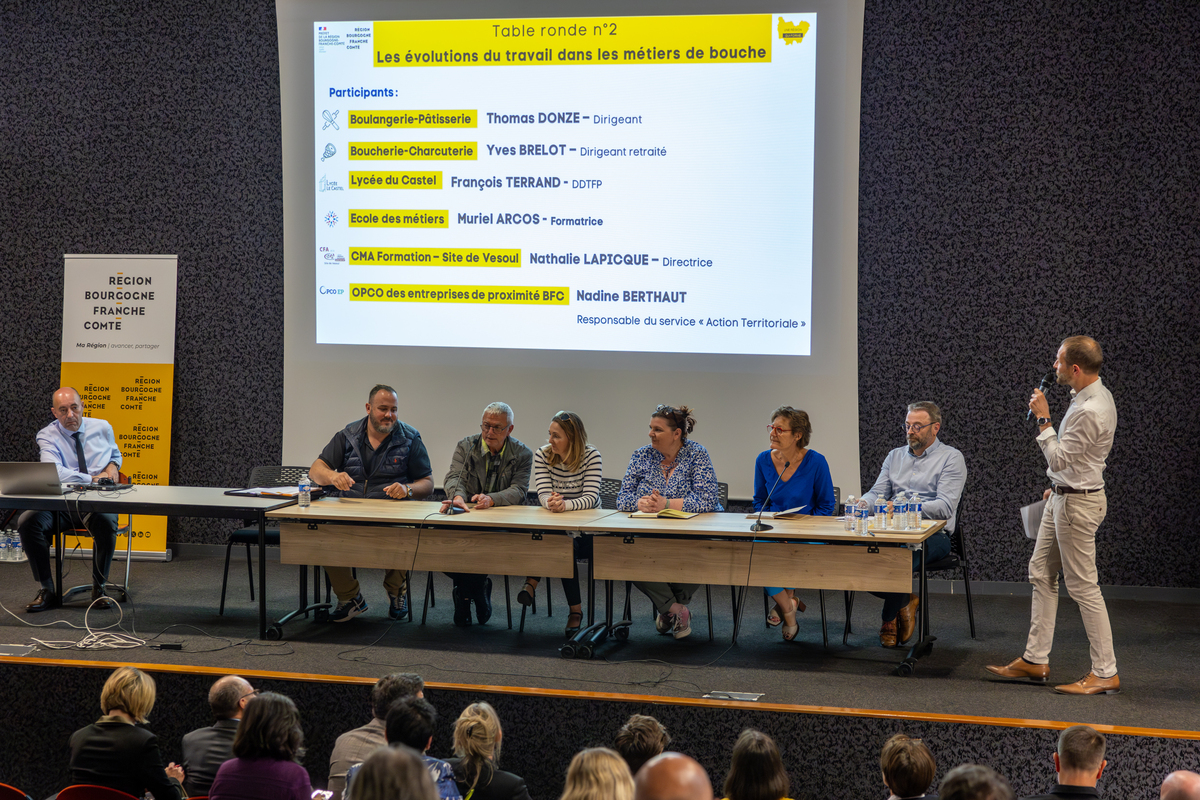 Les intervenants de la seconde table ronde consacrée aux évolutions du travail dans les métiers de bouche - Photo Xavier Ducordeaux