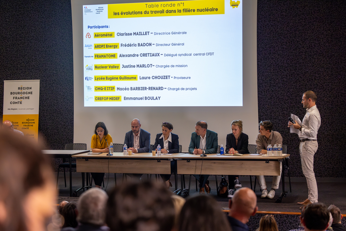 Les intervenants de la première table ronde consacrée aux évolutions du travail dans la filière nucléaire - Photo Xavier Ducordeaux