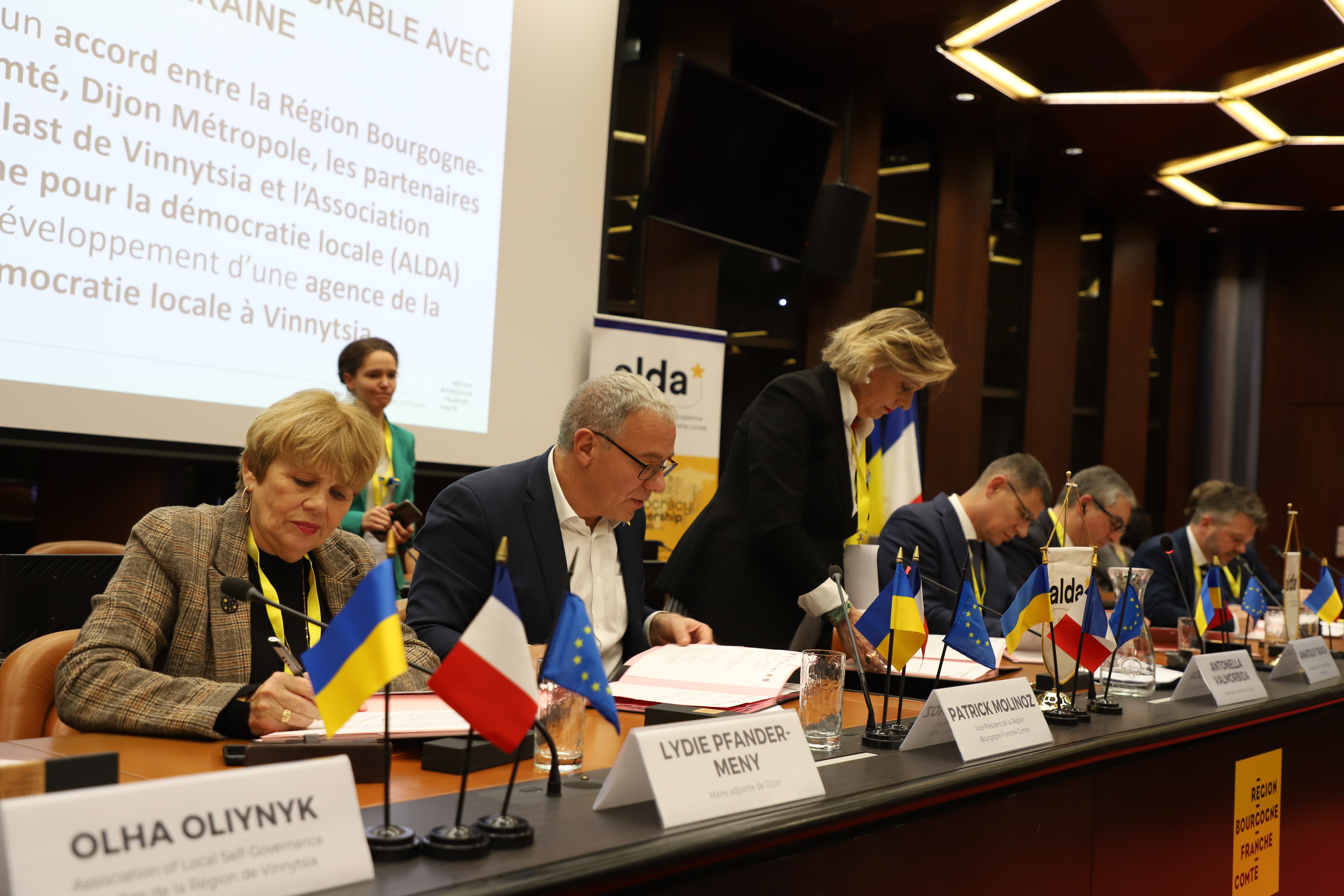 Signature de l’accord entre l’ALDA, la Région, Dijon métropole, l’Oblast et la ville de Vinnytsia. Crédit : Océane LAVOUSTET/Région Bourgogne-Franche-Comté.