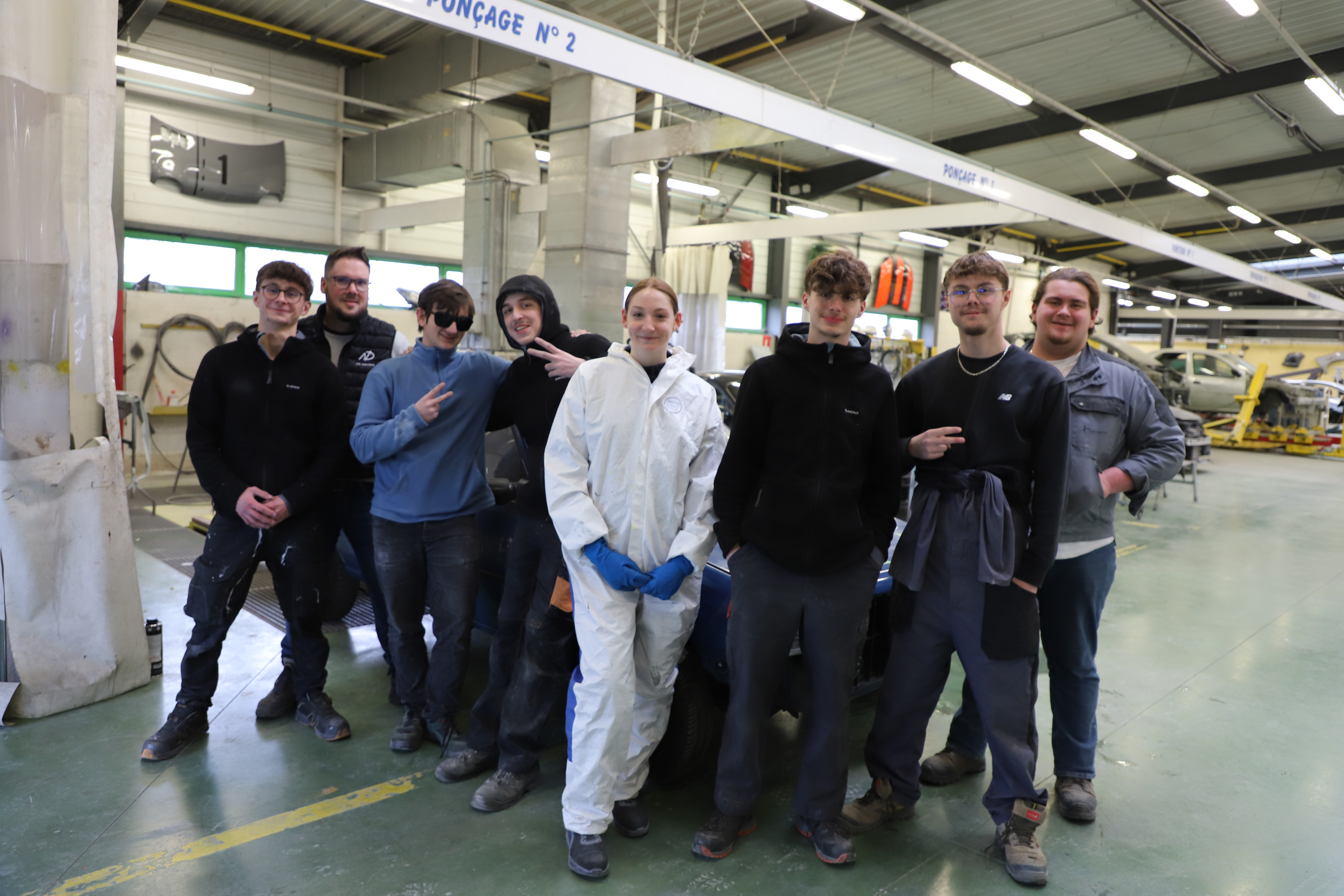 Le groupe de lycéens en spécialisation carrosserie-peinture formés par Morgan Tour à Nevers - Photo Océane Lavoustet