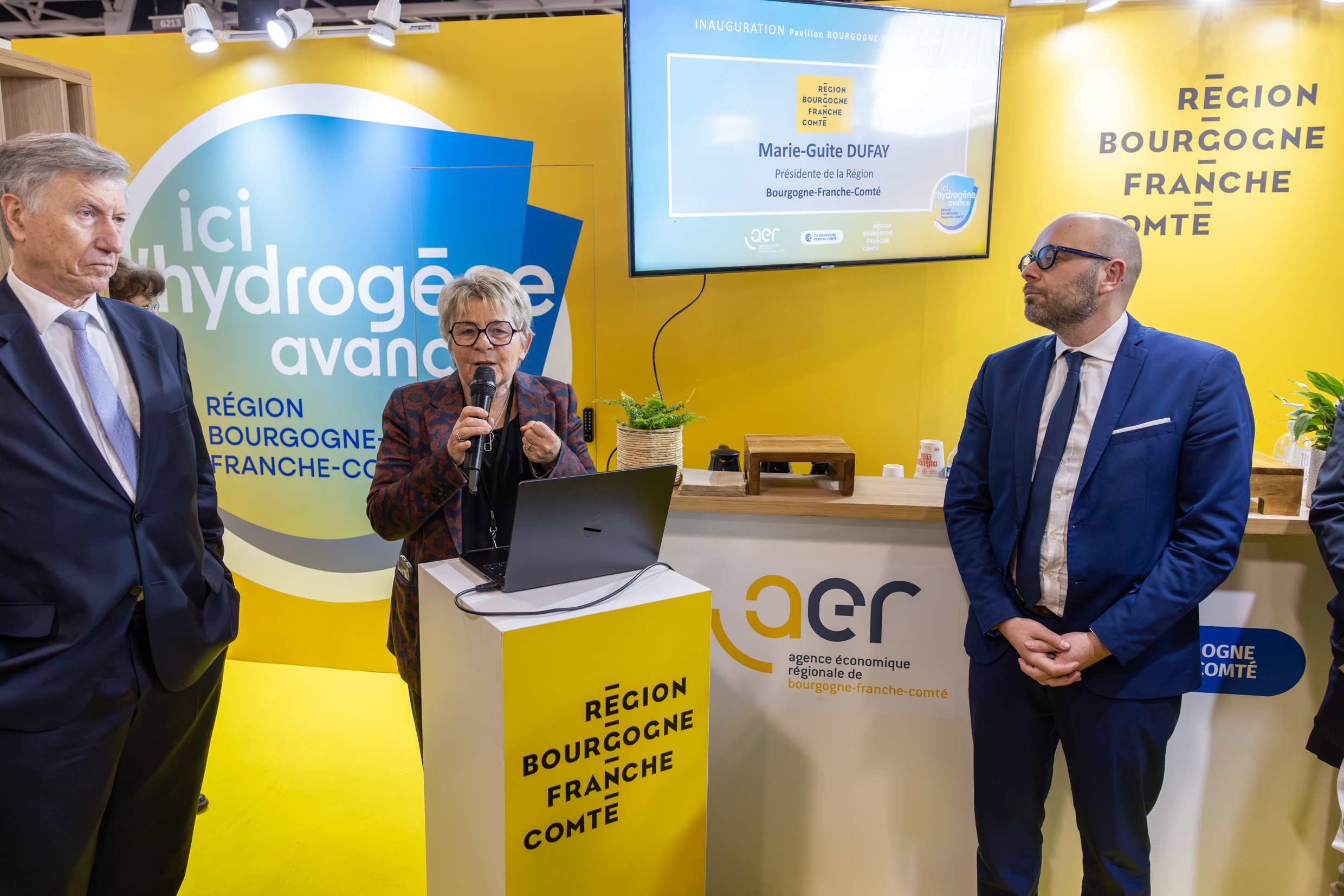 Le pavillon hydrogène de la Bourgogne-Franche-Comté a été inauguré par la Présidente de Région Marie-Guite Dufay, en présence de Philippe Boucly (à gauche), Président de France Hydrogène, et de Nicolas Soret (à droite), vice-président de la Région en charge du développement économique  - Photo Xavier Ducordeaux