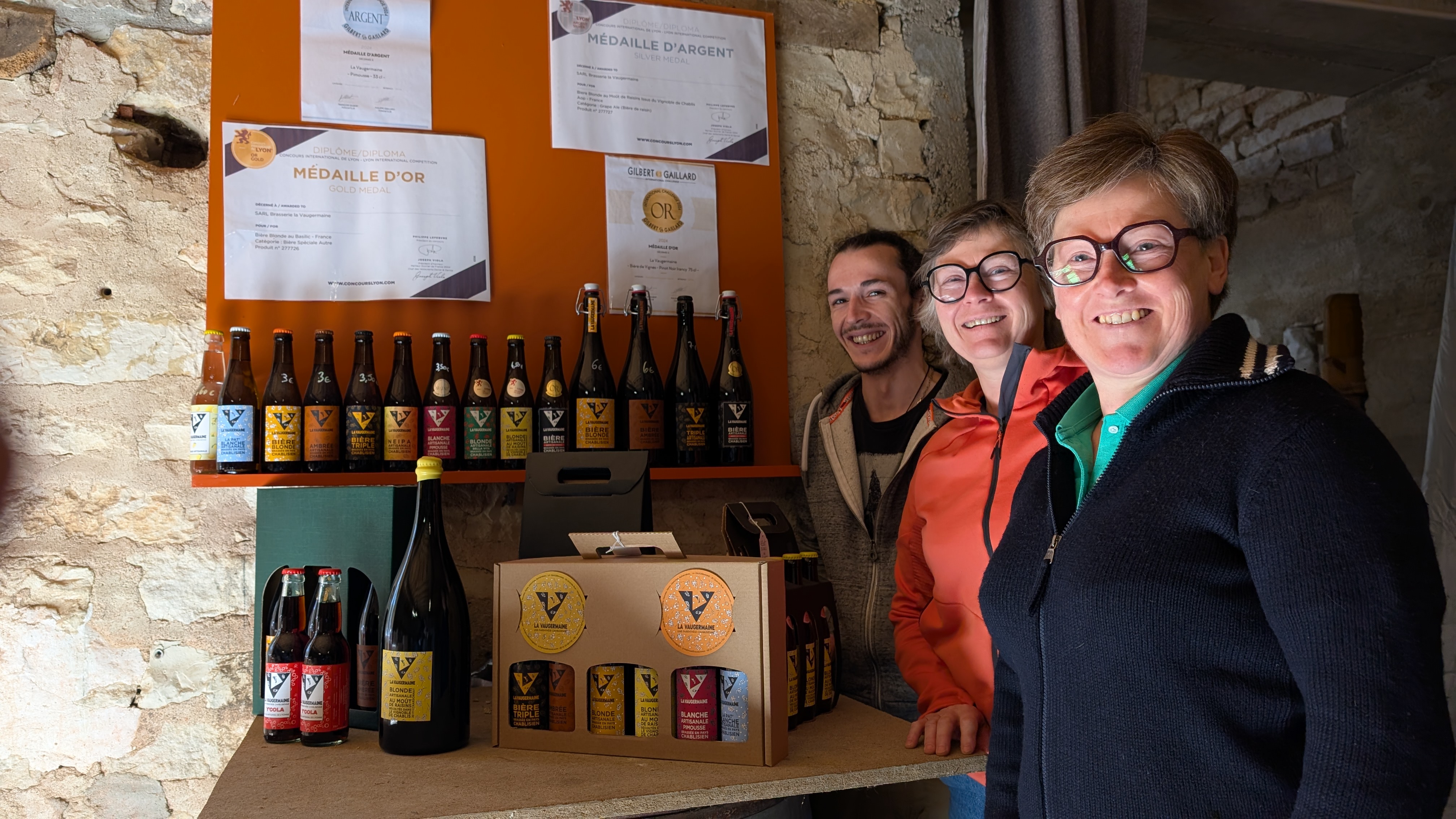 Dorian, Odile Vandermoere et Karine Abalti à la brasserie « la Vaugermaine », à Saint-Cyr-les-Colons (Yonne) – Photo Christophe Bidal