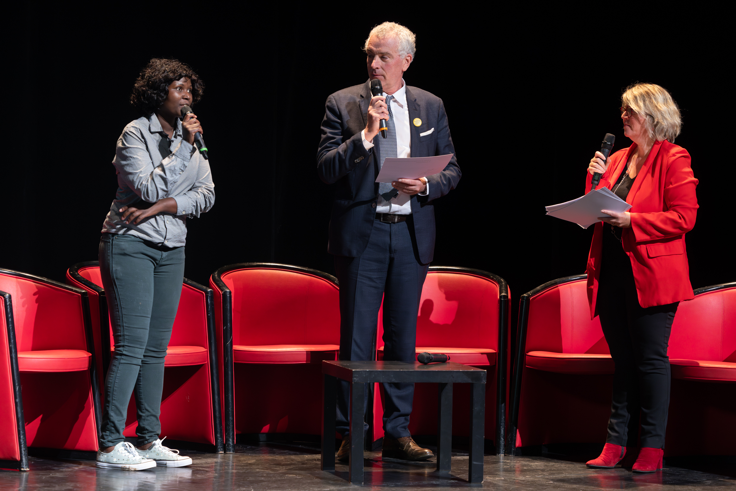 Marie-Louise Faye, fondatrice de l’association Kër, a reçu le prix des mains d’Éric Oternaud, conseiller régional en charge de la conversion écologique de l'économie, des emplois verts et de l'économie sociale et solidaire. Photo : Xavier Ducordeaux