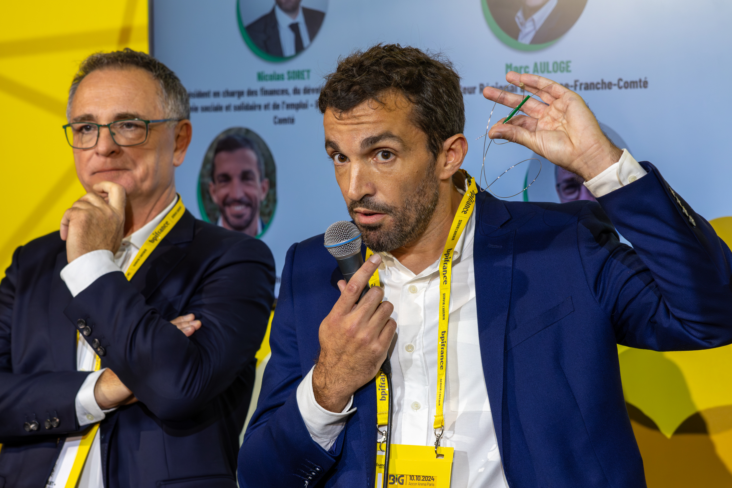 Bastien Jacquier présente ses électrodes révolutionnaires : implantées dans le cerveau, elles vont soigner les malades atteints d’épilepsie. Photo : Xavier Ducordeaux.