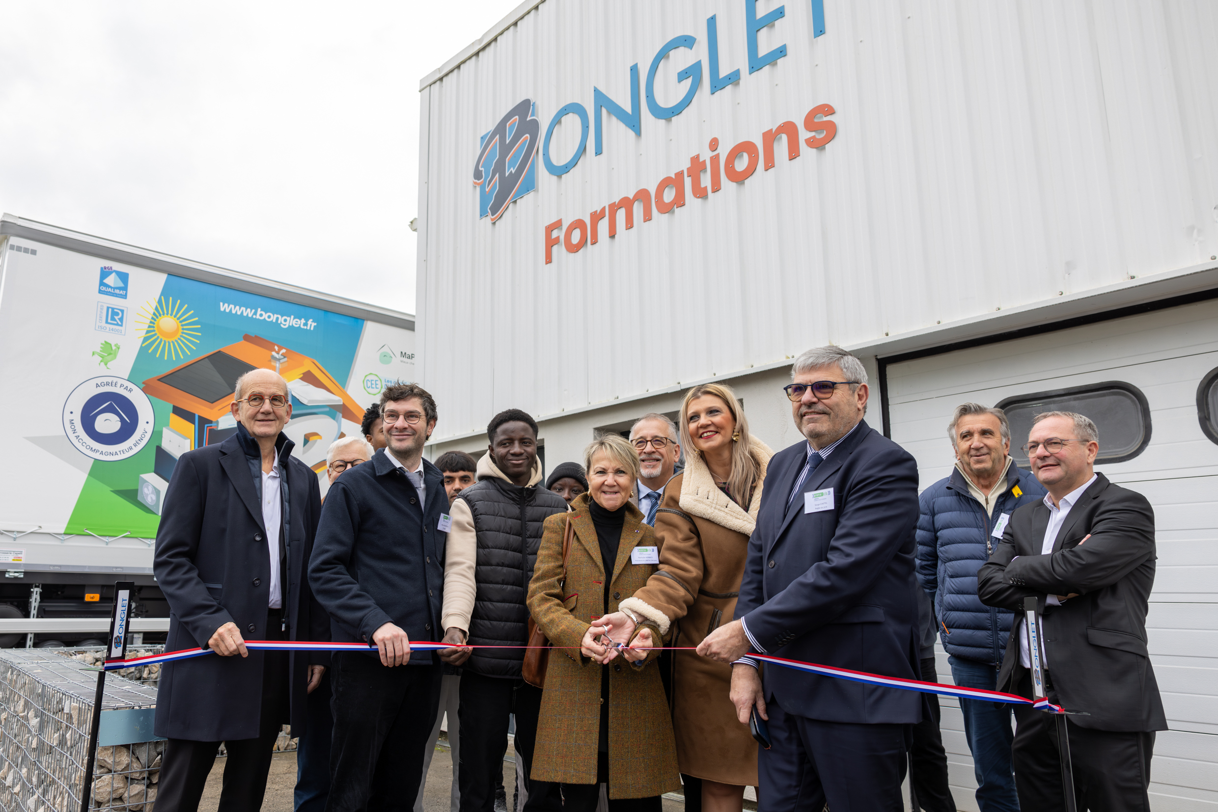 Partenaires et stagiaires réunis pour le coupé de ruban de la toute nouvelle école de formation Bonglet. Photo : Xavier Ducordeaux.