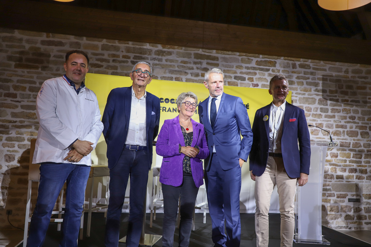 Marie-Guite Dufay, entourée des trois ambassadeurs de cette campagne et de Patrick Ayache, vice-président en charge du tourisme, de l’attractivité et de la promotion des terroirs - Crédit Océane Lavoustet