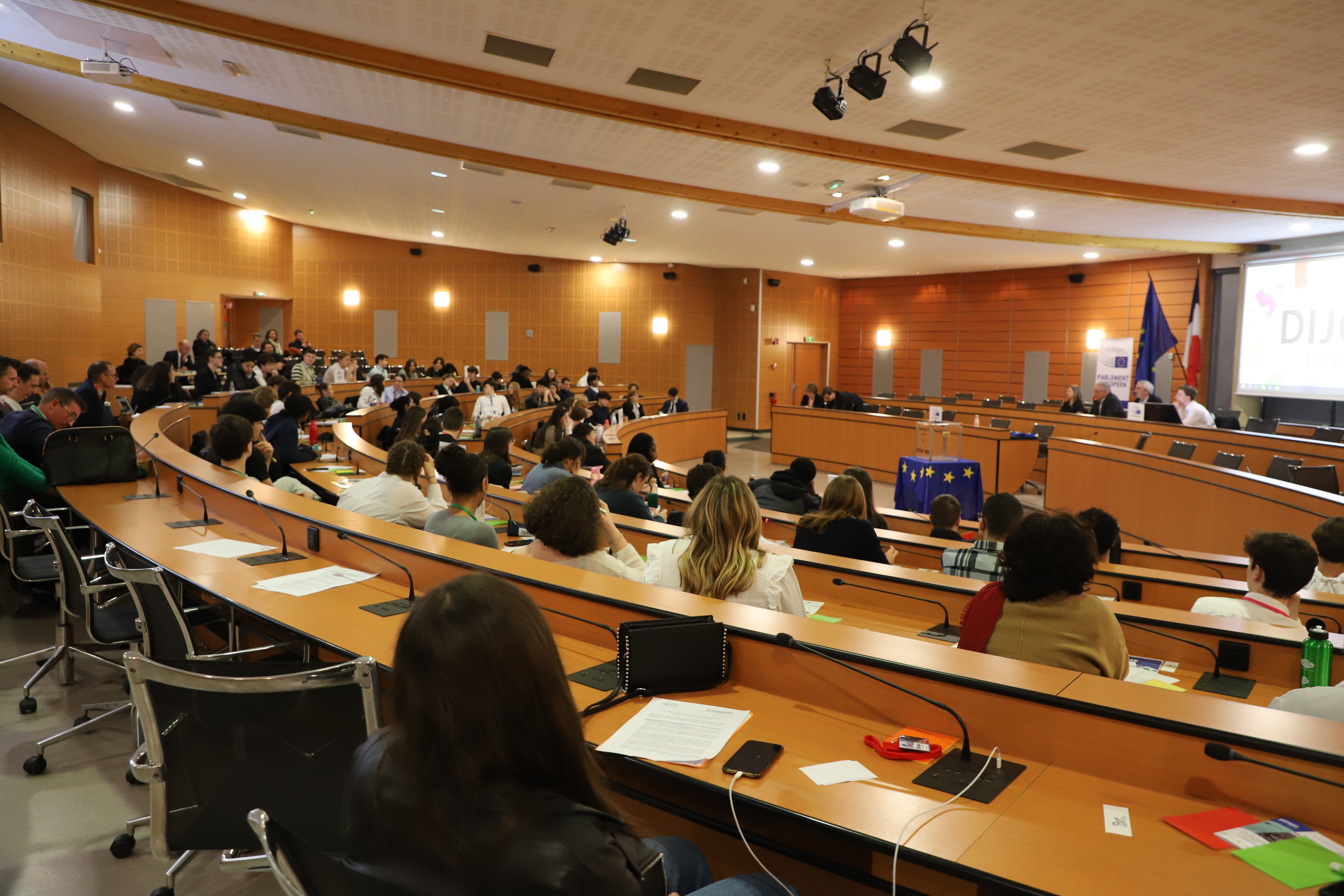 80 lycéens ont pris part à une simulation du Parlement Européen devant plusieurs élus - Photo Océane Lavoustet