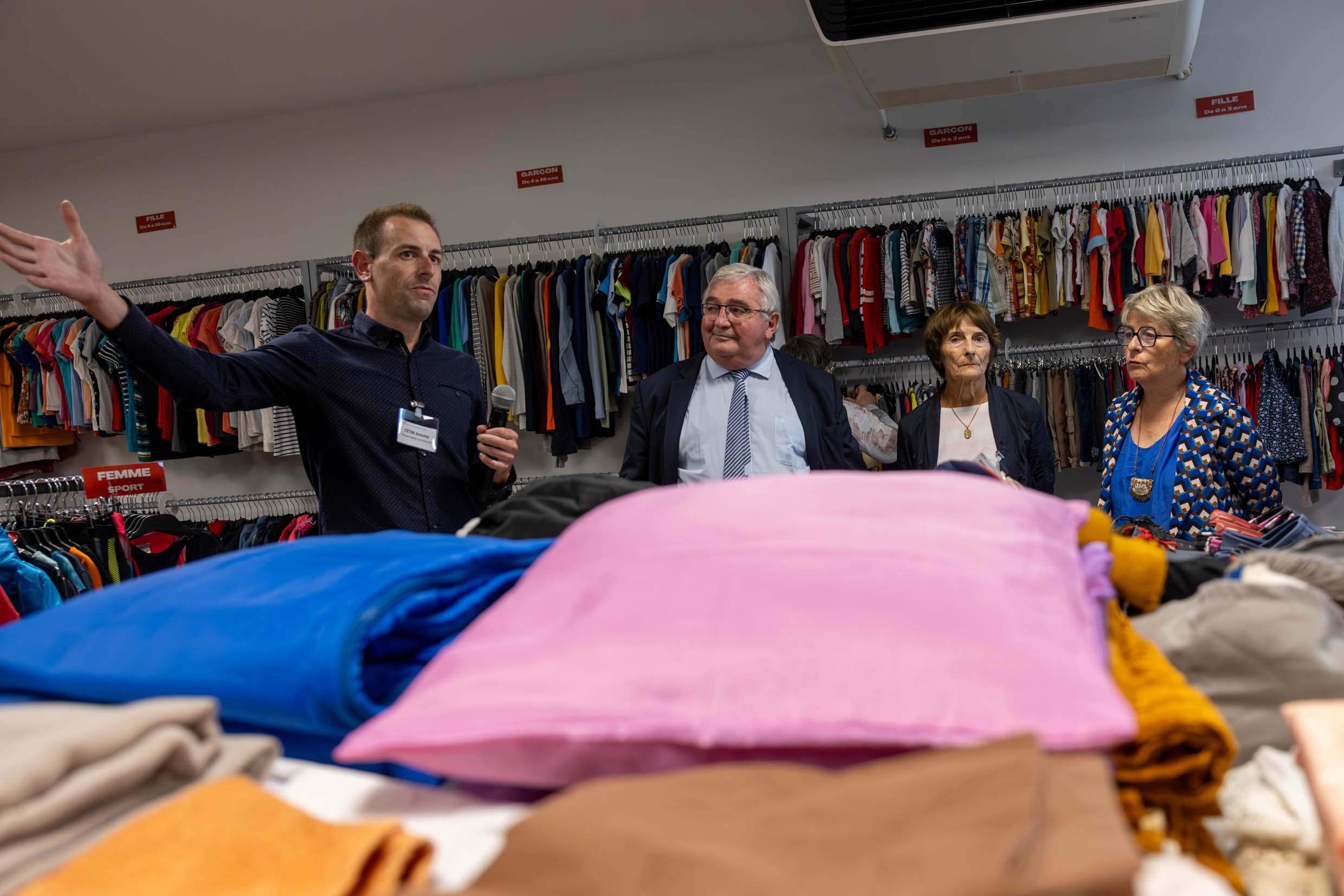 Les vêtements de qualité et en bon état sont revendus dans l’une des trois boutiques Interfringues de Dole. Photo : Xavier Ducordeaux.