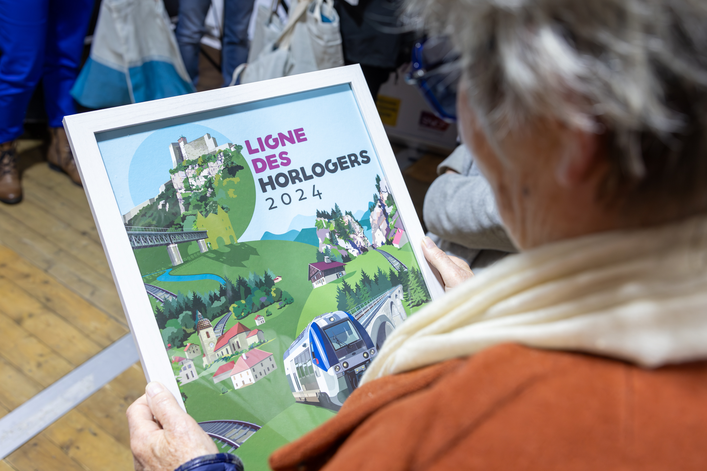 Les participants à l’inauguration sont repartis avec un joli souvenir : une lithographie représentant la ligne des horlogers. Photo : Xavier Ducordeaux.