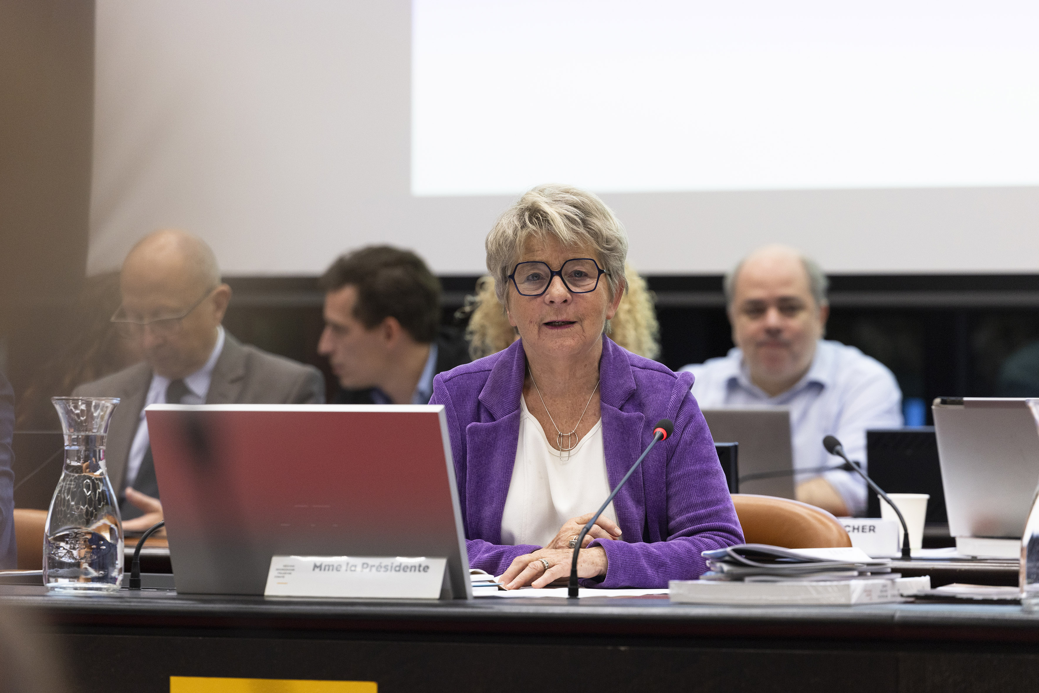 Marie-Guite Dufay a invité les parlementaires présents dans la salle à « engager le combat au parlement pour que soit mieux reconnu le fait local et l’action des collectivités dans notre pays. » Photo : David Cesbron