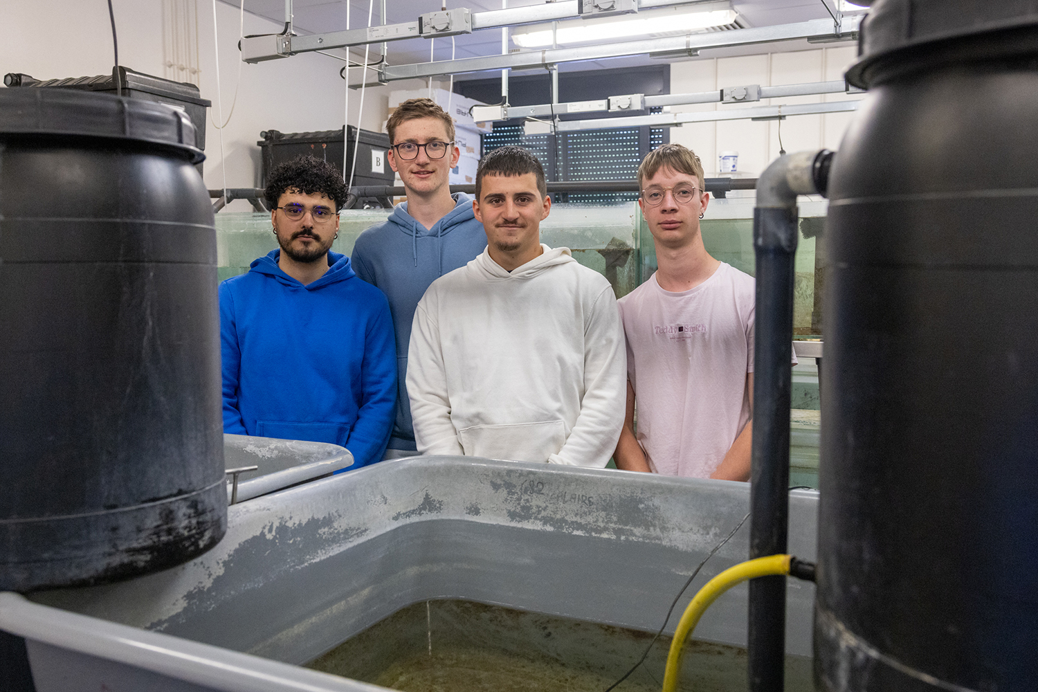 Alexis, Mathot, Lucas et Louis dans la salle aquariophilie du lycée du Morvan (58) - Photo Xavier Ducordeaux