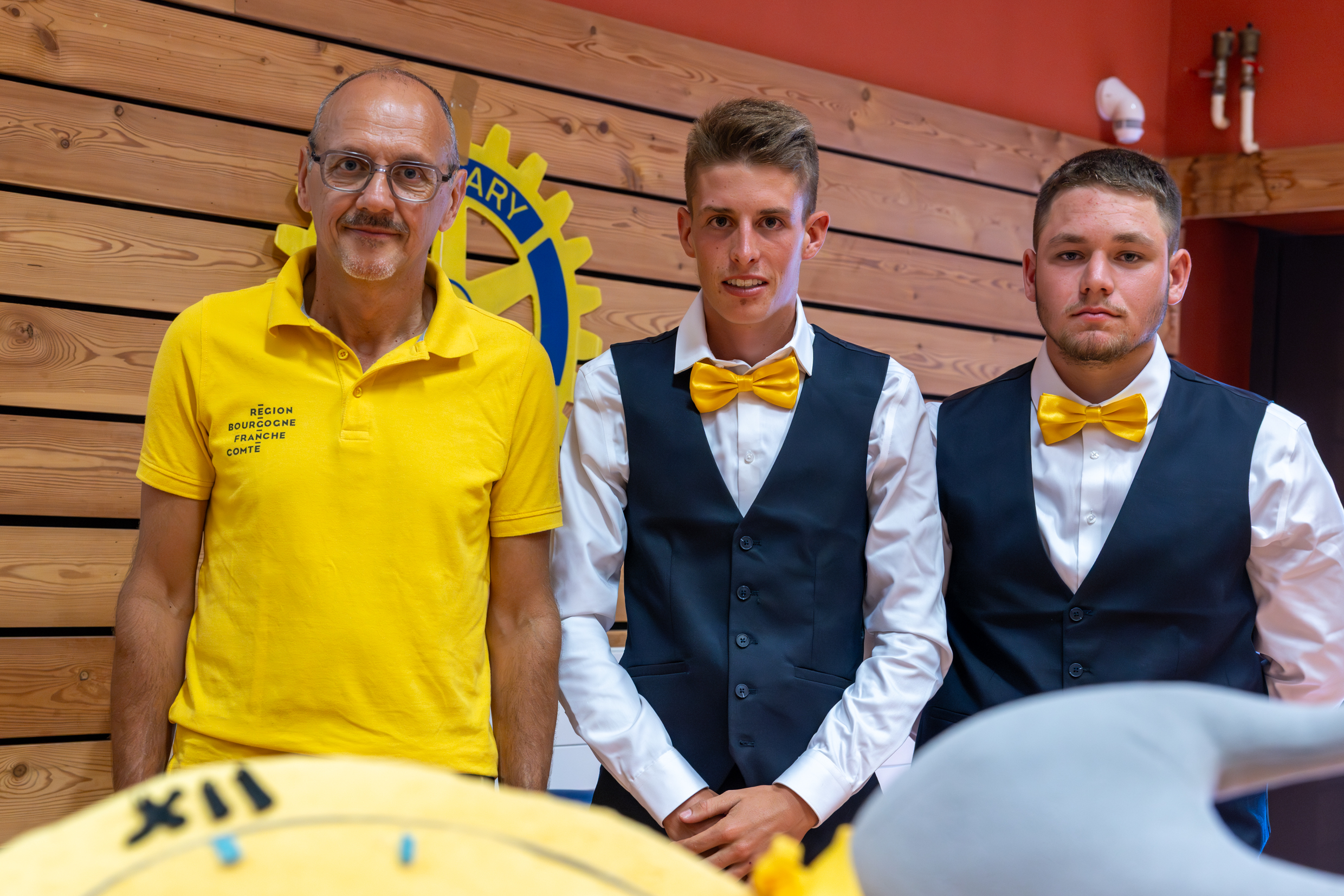 Romain DOBIN (Dammartin-les-Templiers – 25) et Simon BEURET (Vesoul – 70), aux côtés de Frédéric PONCET, délégué à l’orientation. Photo : Xavier Ducordeaux