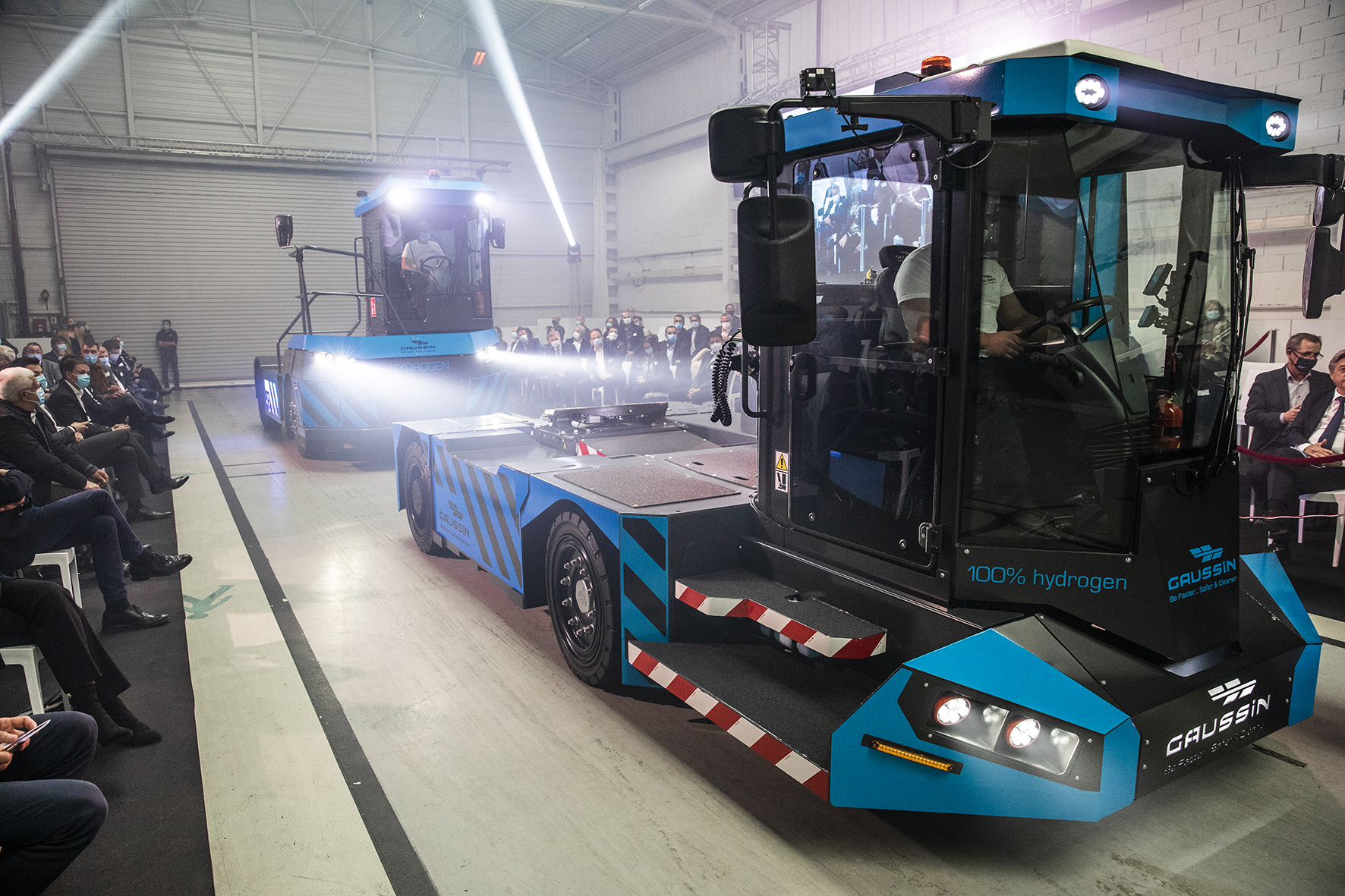 Fonctionnant à l’hydrogène, les deux nouveaux véhicules présentés par Gaussin sont destinés au transport de marchandises  en centre logistique et dans les terminaux portuaires - Crédit photo Région Bourgogne-Franche-Comté David Cesbron