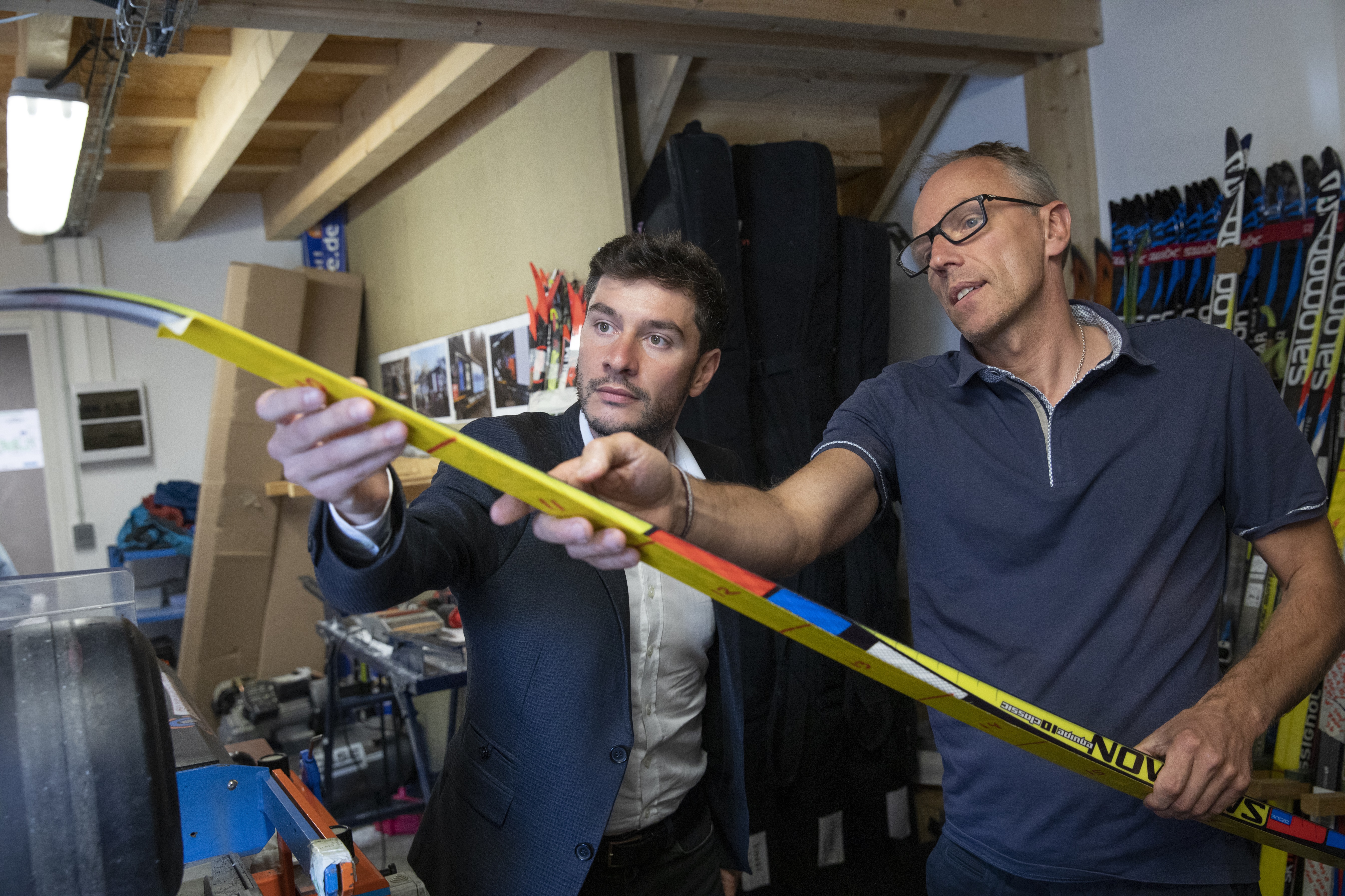 Nicolas Michaud, à droite aux côtés de Willy Bourgeois, vice-président de la Région en charge des politiques sportives. Photo : David Cesbron.