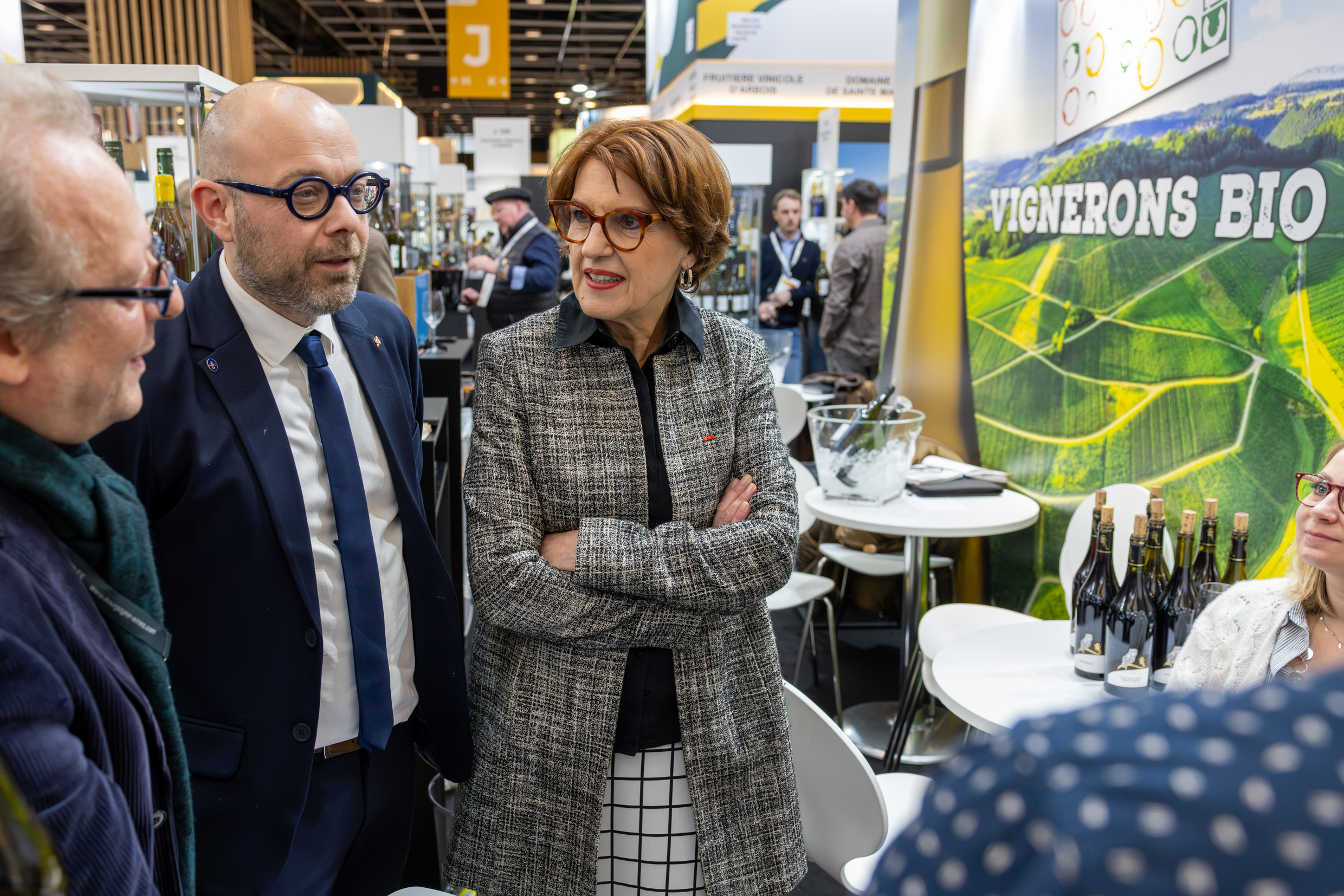 Présent pour inaugurer le pavillon Bourgogne-Jura, Nicolas Soret – vice-président de la Région en charge du développement économique – a reçu la visite de la ministre de l’Agriculture Annie Genevard sur le pavillon dédié au Jura. Photo : Xavier Ducordeaux.