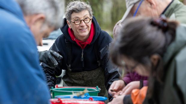 Christine Roubez, piscicultrice à Pleure (Jura), spécialisée dans l’élevage de carpes – Photo Xavier Ducordeaux