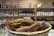 Charcuterie fabriquée par Roland Bulloz et son fils aîné Louis-Marie, éleveurs porcins à Fontain (25) - Photo Région Bourgogne-Franche-Comté David Cesbron