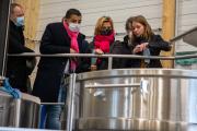 Sophie Ramet, responsable de l’exploitation, fait le tour des nouveaux équipements en compagnie des conseillers régionaux Hicham Boujlilat et Océane Charret-Godard - Photo Région Bourgogne-Franche-Comté Xavier Ducordeaux