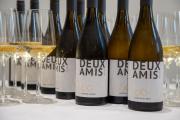 Le vin des « Deux amis » ! Pour clôturer la cérémonie, les convives étaient invités à goûter le vin élaboré spécialement pour le 60e anniversaire du jumelage. Un vin blanc issu d’un assemblage de Chardonnay de Bourgogne et de Pinot Blanc de Rhénanie-Palatinat. Il est le fruit de la collaboration entre l’école viticole de Mâcon « Lucie Aubrac » et de l’école allemande Neustadt an der Weinstrasse.