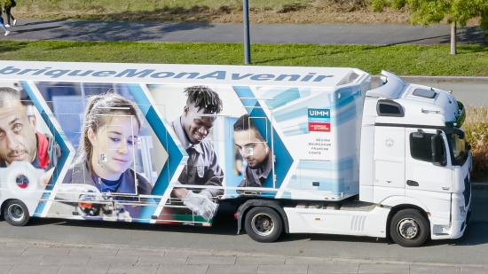 La Fabrique 4.0®, unité mobile de formation unique en France, est logée dans un camion et va parcourir la Bourgogne-Franche-Comté - Crédit Photo UIMM