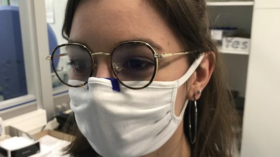 Deux cents pinces à fixer sur le masque ont déjà été fabriquées et distribuées gratuitement. Crédit © DR