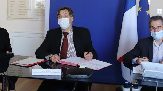 Signature du Plan régional pour l'entrepreneuriat des femmes (PAREF) 2021-2023, mercredi 19 mai 2021. De gauche à droite,  Laëtitia Martinez, vice-présidente de la Région en charge de l’égalité, Eric Pierrat, secrétaire général aux affaires régionales, et Marc Auloge, directeur régional de BPIfrance – Photo Région Bourgogne-Franche-Comté