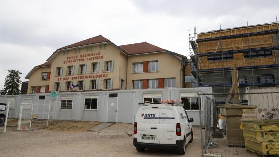 Une extension du chalet historique de l’école est en cours de construction – Photo © Région Bourgogne-Franche-Comté 