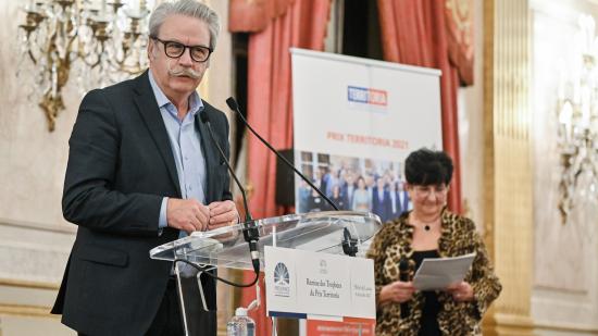 Michel Neugnot, vice-président en charge des mobilités, des transports scolaires, de l’intermodalité et des infrastructures, lors de la remise des prix Territoria, mercredi 8 décembre 2021 à Paris – Photos © Territoria
