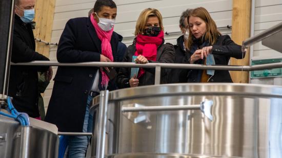 Sophie Ramet, responsable de l’exploitation, fait le tour des nouveaux équipements en compagnie des conseillers régionaux Hicham Boujlilat et Océane Charret-Godard - Photo Région Bourgogne-Franche-Comté Xavier Ducordeaux