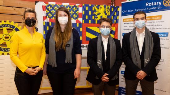 Océane Charret-Godard, vice-présidente de la Région Bourgogne-Franche-Comté en charge des lycées, de l’offre de formation, de l’apprentissage et de l’orientation, avec les candidats Worldskills 2022 dans la catégorie communication et numérique– Crédit Vincent Arbelet