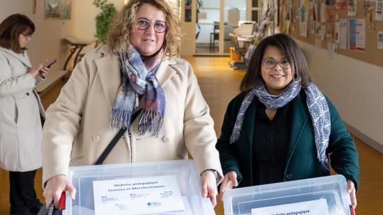 Ils et elles sont venues des 4 coins de la région pour réceptionner leur mallette pédagogique sur les femmes et les microtechniques. Photo : Ilyass Bennani