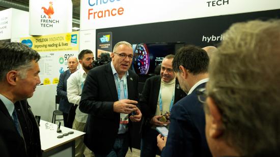 Patrick Molinoz à la rencontre des entreprises de Bourgogne-Franche-Comté, ici avec la start-up bisontine Silmach - Crédit photo Maxime Hibon