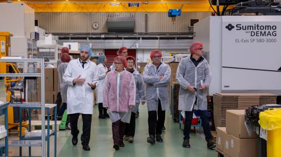 Benoit Hébert, directeur financier de l’entreprise, Marie-Guite Dufay, présidente de la Région et Jean-Paul Duthion, le maire d’Orgelet ont pris part à la visite de l’entreprise. Photo : Xavier Ducordeaux.