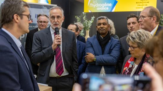 Industriels et partenaires, réunis à Paris au salon Hyvolution pour acter le lancement de l’institut de stockage et de certification de réservoirs Hydrogène. Photo : Xavier Ducordeaux.