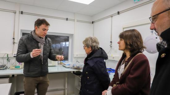 Un vaste laboratoire jouxte les étables et permet tous les prélèvements nécessaires - Photo Océane Lavoustet