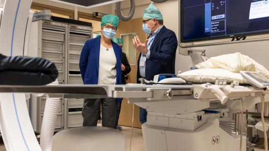 Visite de la salle multimodale de radiologie interventionnelle par le professeur Eric Delabrousse, chef du pôle imagerie du CHU de Besançon. Photo : Xavier Ducordeaux.