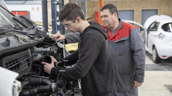 Formation en maintenance véhicules au lycée Hippolyte Fontaine à Dijon - Photo David Cesbron