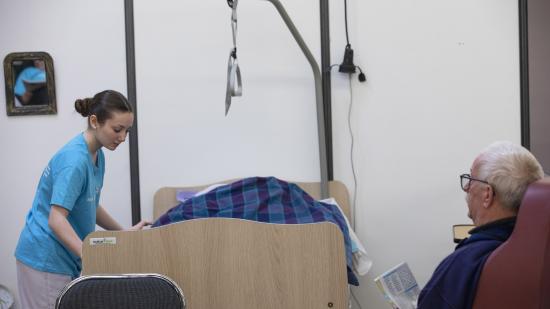 Métiers de l'aide à la personne - Crédit David Cesbron