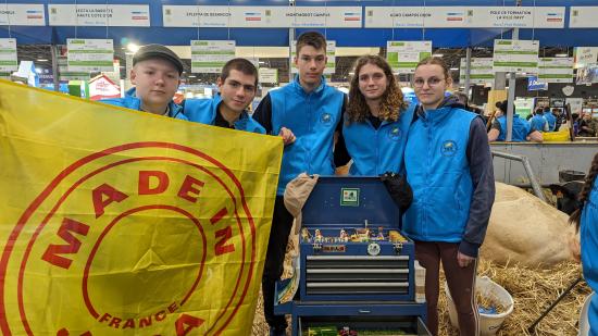 Léo, Alexis, Noah Vanessa et Chloé de Montmorot Campus se sont investis auprès des visiteurs tout au long du salon - Photo Océane Lavoustet