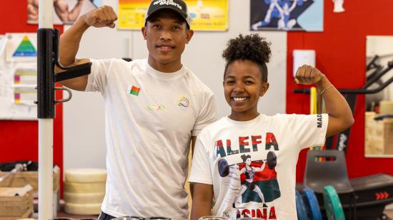 Rosina Randafiarison (à droite) sera porte drapeau de la délégation malgache à Paris. Avec son coach Tojo Andriatsitohaina, elle visera un top 8 dans la catégorie -49kg - Photo Xavier Ducordeaux