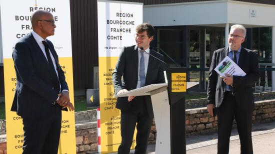 Willy Bourgeois, vice-président de la R&gion en charge des lycées, de l’offre de formation, de l’apprentissage et de l’orientation, du sport et de la communication, entouré de Pierre N'Gahane, Recteur de l'académie de Dijon, et Claude Carriot, Proviseur du lycée Clos Maire - Crédit Océane Lavoustet